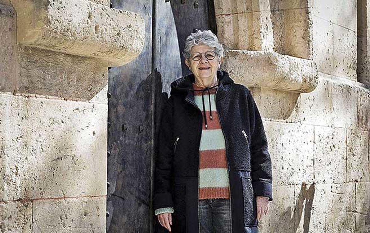 Catalina Cantarellas (Palma, 1947), frente a la parroquia de Santa Eulàlia.