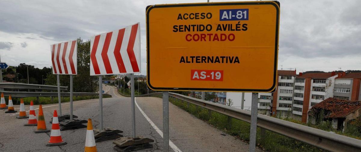 Cortada al tráfico por obras la salida de Parque Astur hacia Avilés | MARA VILLAMUZA