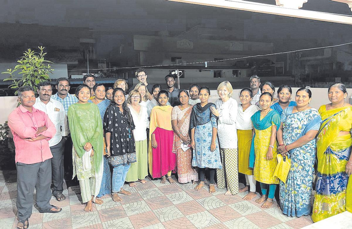 Una delegación de Kumara viajó a India y se reunió con las jóvenes dálits becadas por la oenegé para estudiar en la universidad.