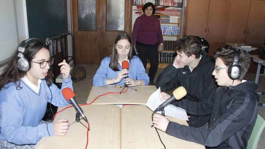 Alumnos del colegio La Inmaculada realizan un programa de radio dentro del programa &quot;O Mundo que Queremos&quot;. // Santos Álvarez