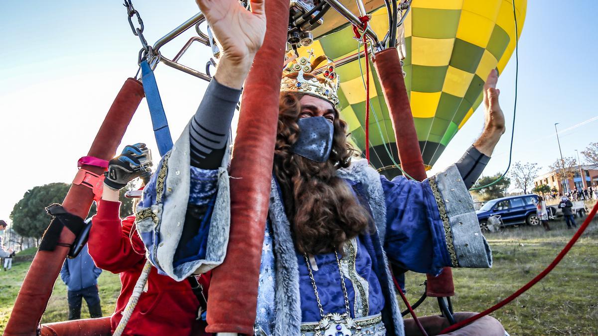 Los Reyes Magos llegaron este año en globo a la ciudad de Cáceres a consecuencia de las restricciones sanitarias que marca la pandemia del coronavirus.