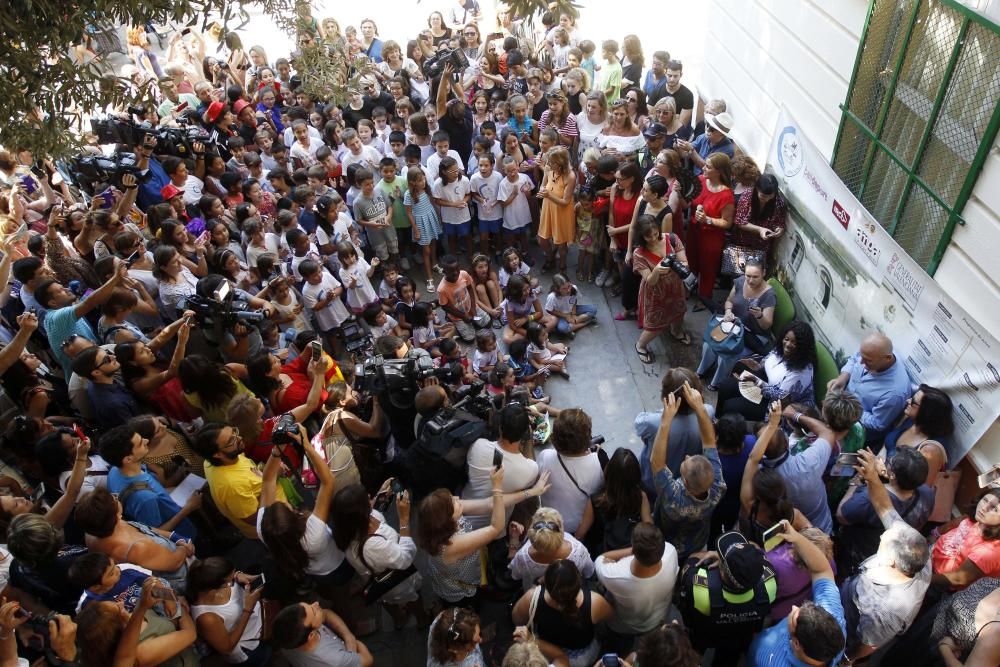 La cantante Gloria Gaynor visita el colegio público Luis Vives de Valencia