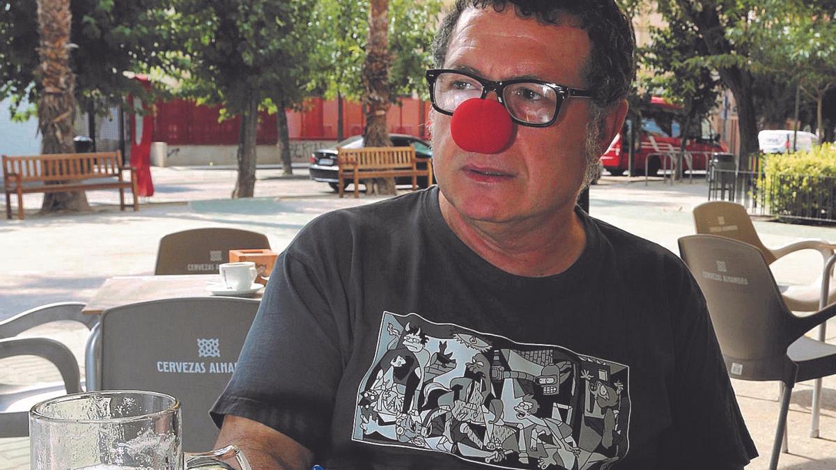 Fulgencio M. Lax en una terraza de Murcia.