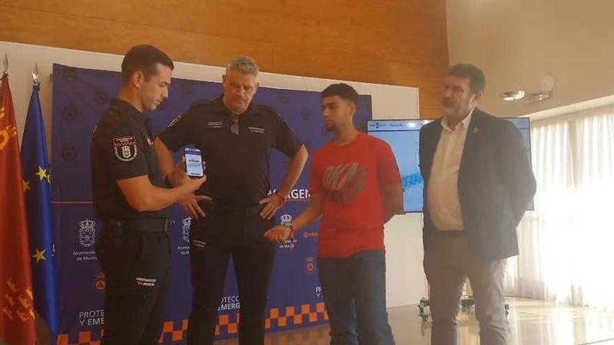 Miembros de Protección Civil explican el funcionamiento de la pulsera identificativa