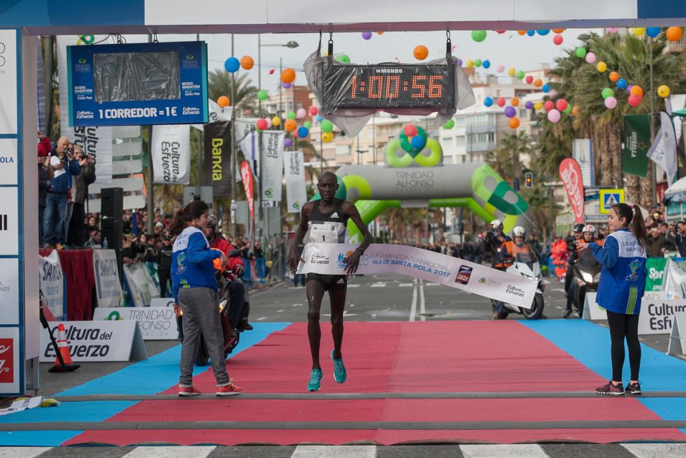 El atleta keniata Peter Kirui  marca un registro de 1 hora y 55 segundos y el viento le impide batir el récord.