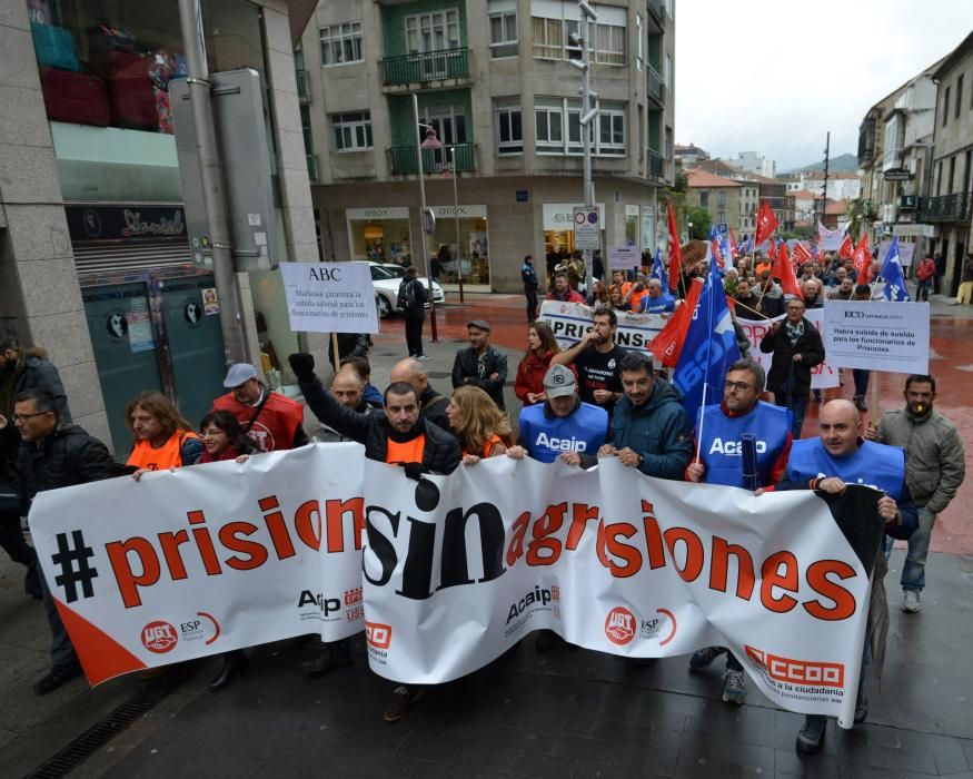 Los funcionarios de prisiones en huelga llevan sus protestas a las calles de Pontevedra