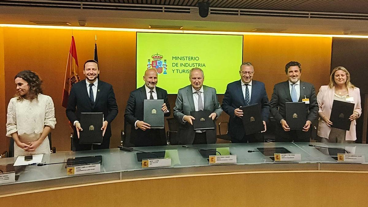 El ministro con los representantes municipales y de ABTA tras la firma