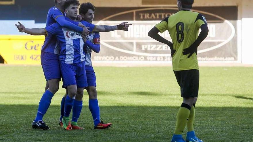Pablo Tineo y Coutado felicitan a Anselm tras marcar el gol al Llanera.