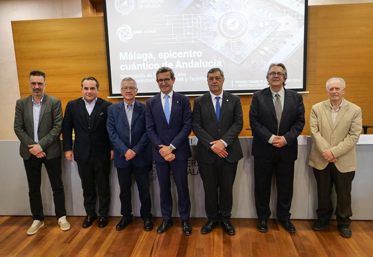 El acto del convenio entre la Universidad de Málaga y Quantum Labs, con la presencia en el centro de la imagen del rector de la UMA, Teodomiro López, y el consejero de Industria, Energía y Minas de la Junta de Andalucía, Jorge Paradela,.