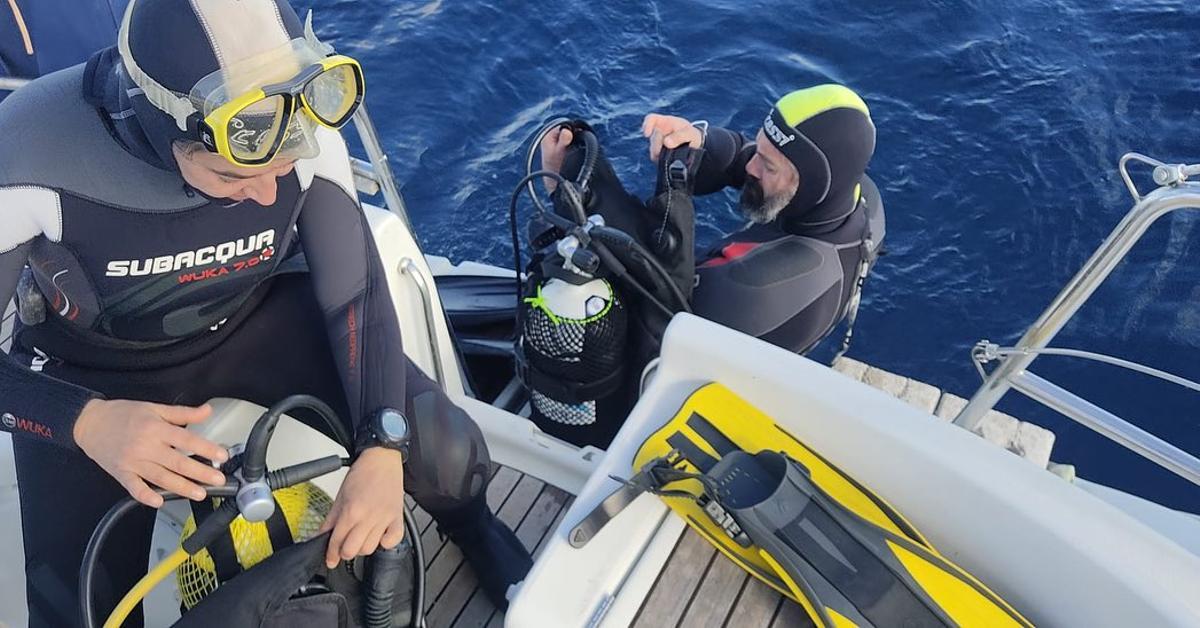 Inmersión de los buzos de Tursiops para intalar los hidrógonos en Cabrera el pasado 24 de diciembre