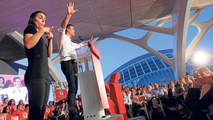 El candidato del PSOE a La Moncloa durante su discurso en la Ciudad de las Artes.