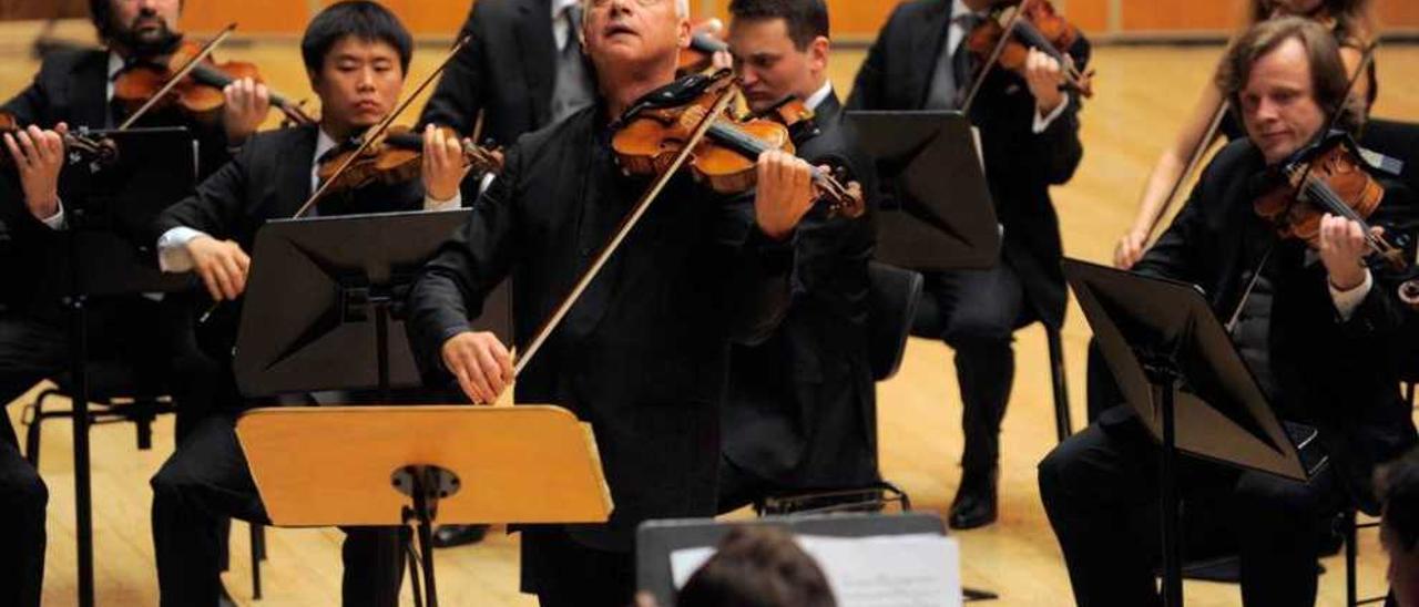 Vladimir Spivakov, tocando, ayer, el concierto de Vivaldi con los &quot;Virtuosos de Moscú&quot;. A lado, protesta de ucranianos en el Auditorio.
