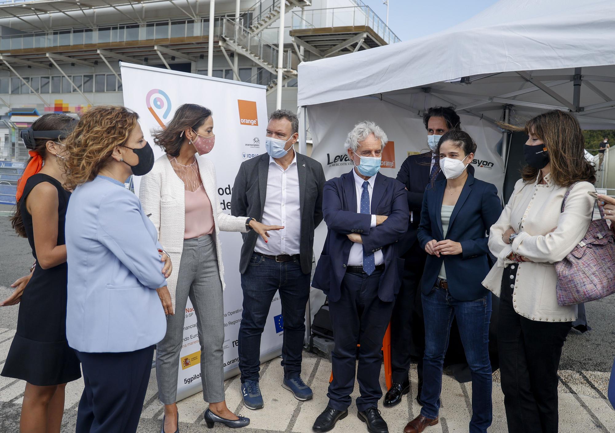 La ministra Reyes Maroto, visita la carpa de Orange y Levante-EMV, para experimentar el proyecto 5G y Turismo