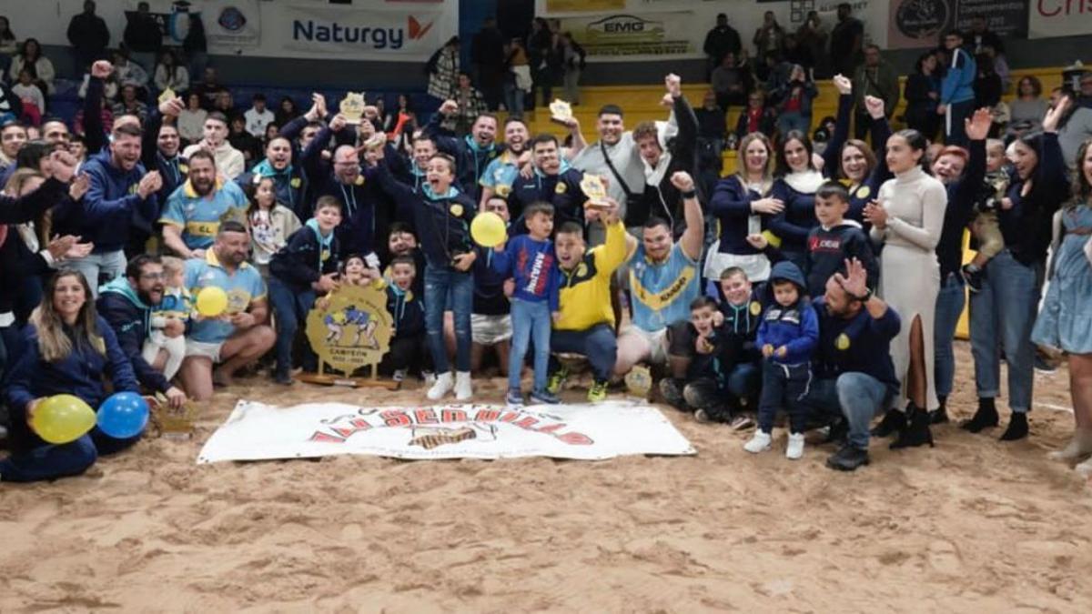 En la foto principal, el Almogarén festeja el título; arriba a la izquierda, el Adargoma posa con su trofeo; a la derecha, el capitán valsequillero con el trofeo. | | LP/DLP