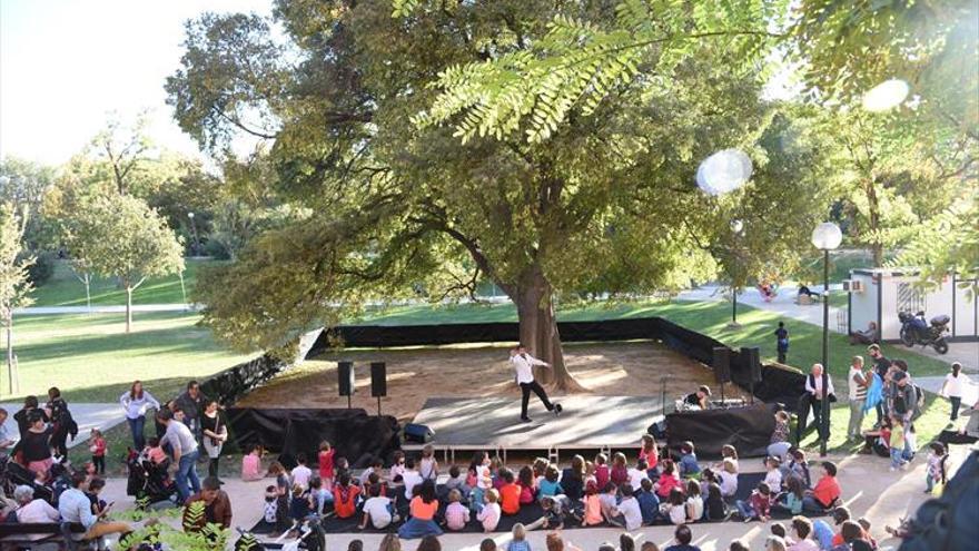 Un árbol lleno de cuentos, en el parque bruil