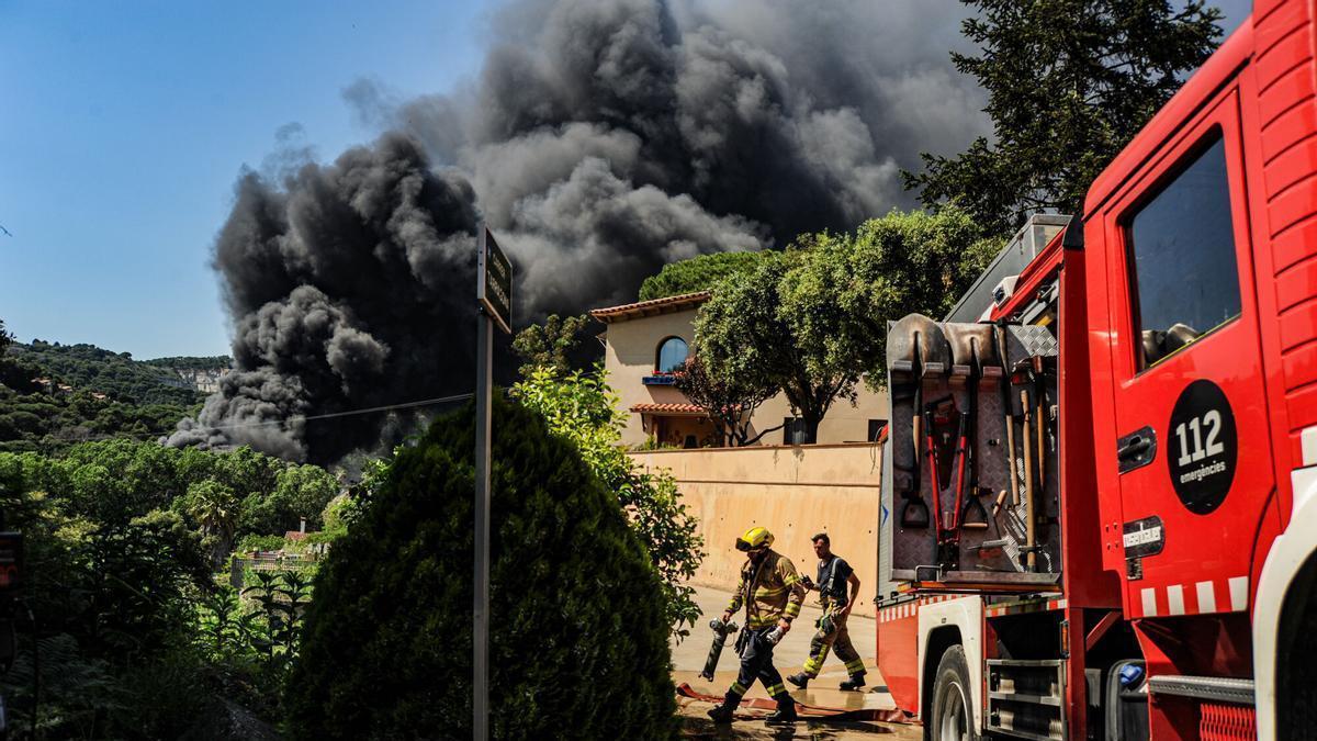 Los Bomberos trabajan en el incendio de Òrrius y lo consideran como un fuego industrial
