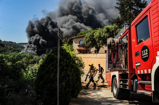 Los Bombers dan por controlado el incendio en Òrrius (Barcelona) tanto en vegetación como en industria