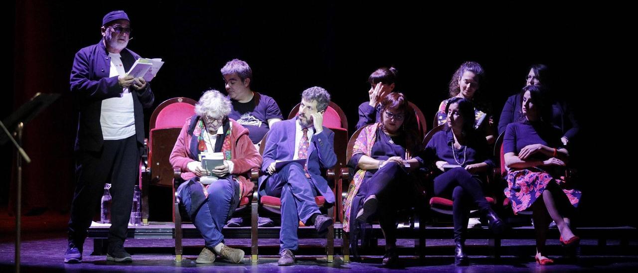 Biel Mesquida y los participantes en la Festa de la Poesia