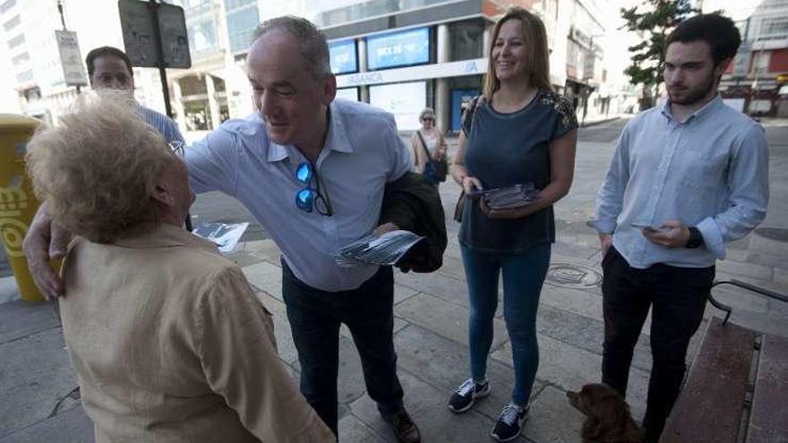 Miguel Lorenzo conversa con una mujer en el Obelisco.