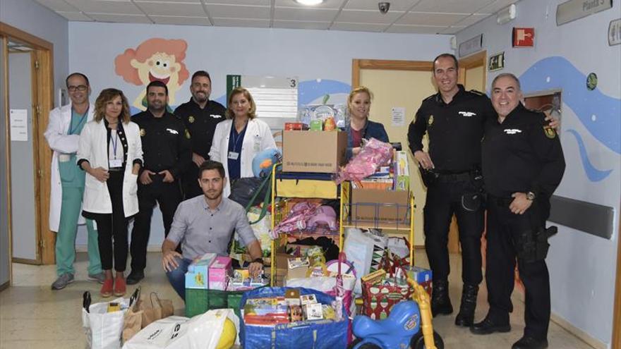 ASP entrega juguetes en el hospital Reina Sofía