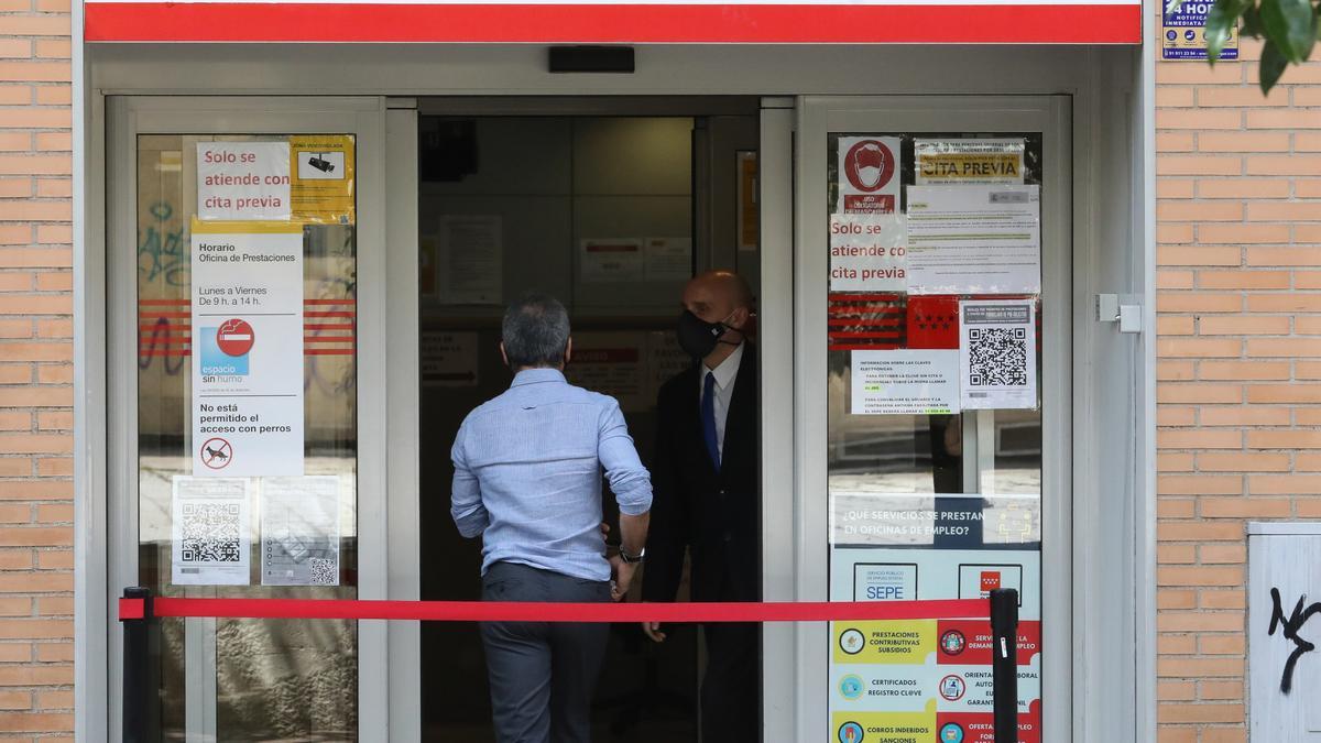 Archivo - Un hombre entra a una oficina del SEPE.