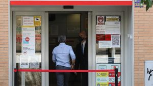 Archivo - Un hombre entra a una oficina del SEPE.