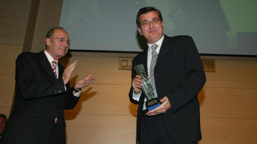 Vicente Gomis recibe el premio