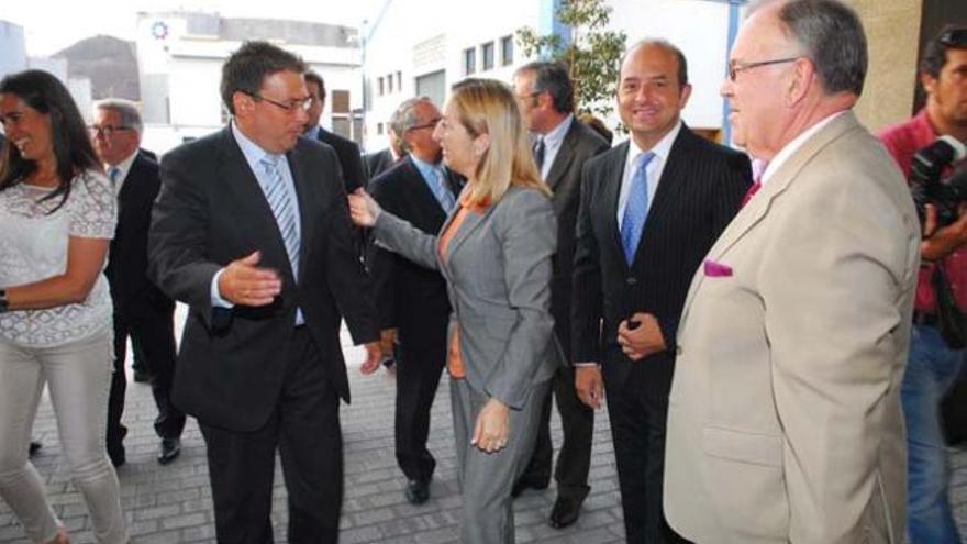 Luis Ibarra habla con Ana Pastor, en  mayo pasado, a la entrada de la Autoridad Portuaria de Las Palmas.| andrés cruz