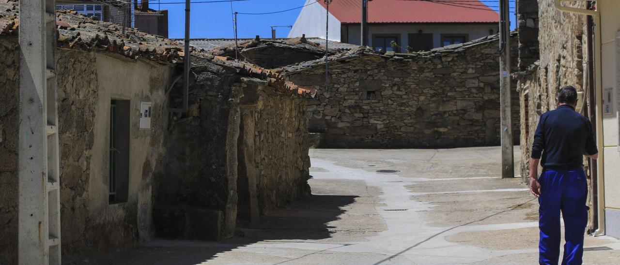 UN HOMBRE CAMINA POR UNA DE LAS CALLES DEL PUEBLO