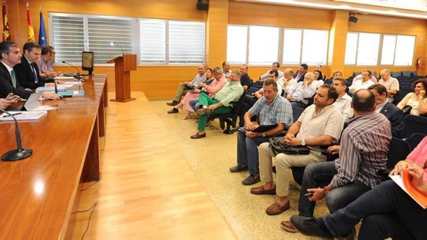 El consejero de Agua presentó el Plan para lograr el vertido cero al Mar Menor a los agricultores.