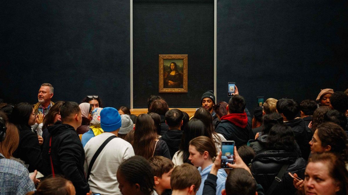 Visitantes del Louvre agolpados ante la Mona Lisa de Leonardo da Vinci.