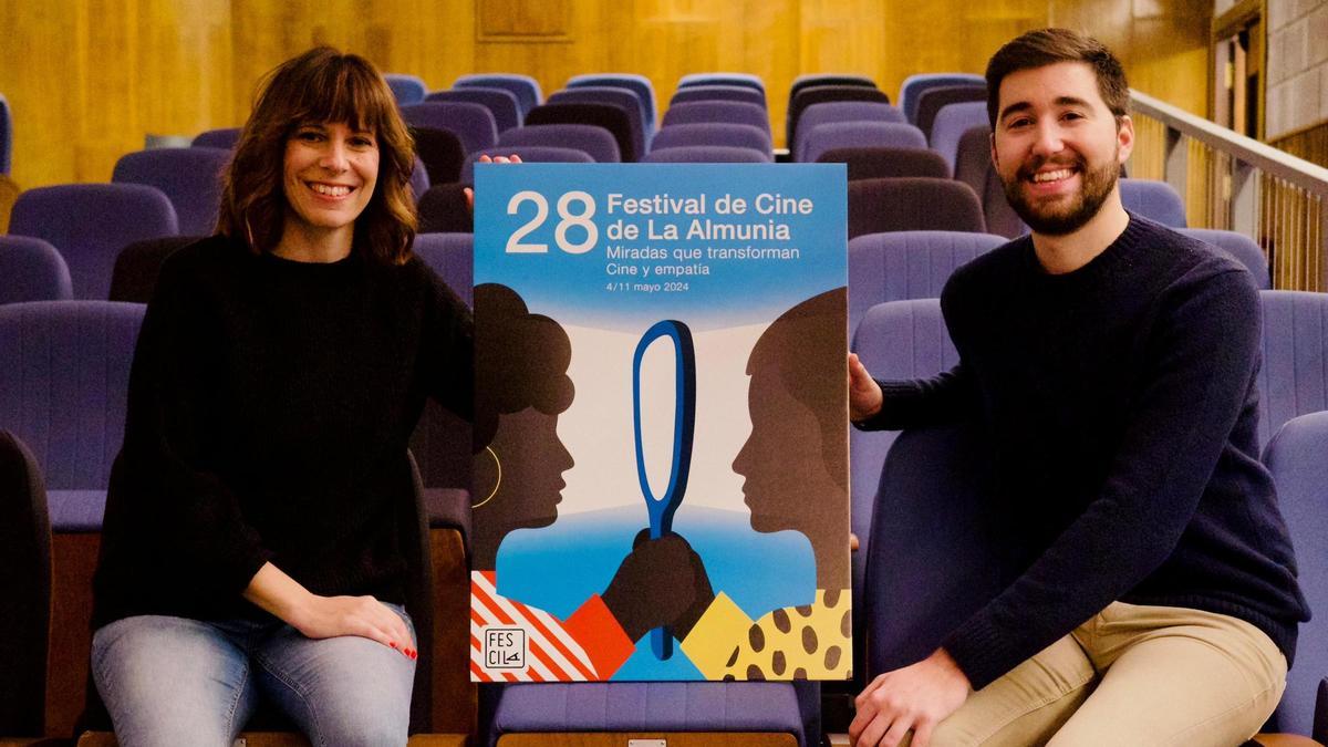 Carmen Pemán y Alejandro Aísa, directores del festival, con el cartel de este año.