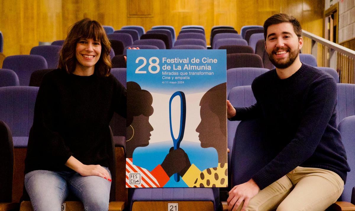 Carmen Pemán y Alejandro Aísa, directores del festival, con el cartel de este año.