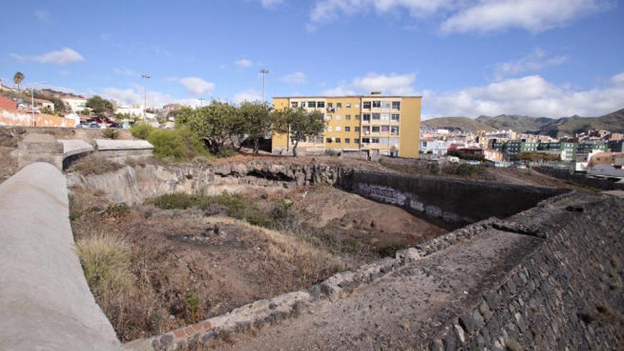 Charca abandonada de García Escámez, en la que ayer se firmó el inicio de la obra de cerramiento de la misma.