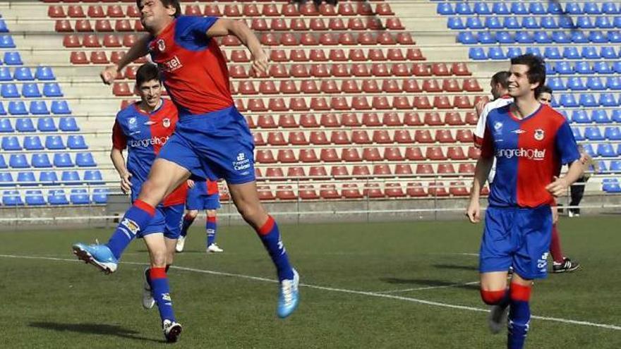 Noel Alonso celebra el segundo gol del partido en presencia de Carly y Alonso.