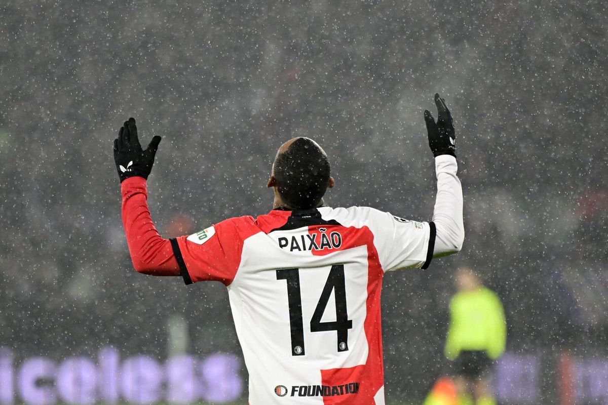 Rotterdam (Netherlands), 12/02/2025.- Igor Paixao of Feyenoord celebrates scoring the 1-0 goal during the UEFA Champions League playoff first leg soccer match between Feyenoord and AC Milan, in Rotterdam, the Netherlands, 12 February 2025. (Liga de Campeones, Países Bajos; Holanda) EFE/EPA/OLAF KRAAK