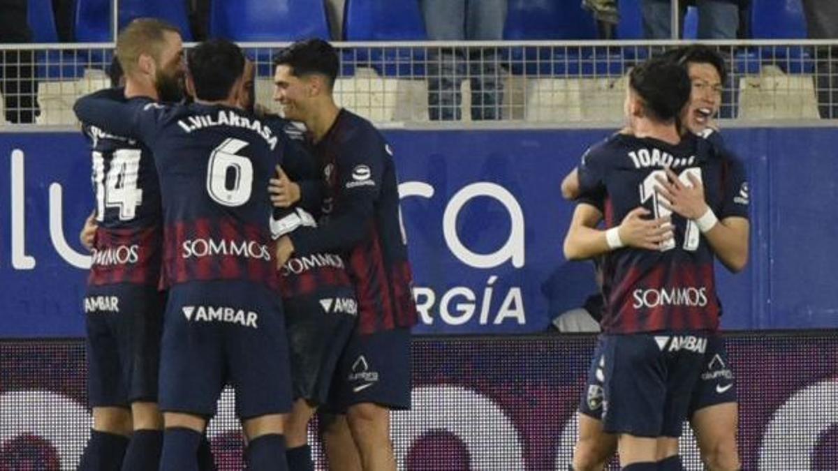 Los jugadores del Huesca celebran el tanto de Juan Carlos Real.