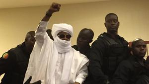 El expresidente del Chad Hissène Habré levanta el brazo tras escuchar la sentencia a cadena perpetua.