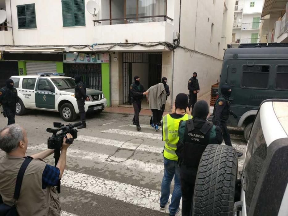 Agentes durante el registro de la primera de las viviendas en la calle Cervantes.