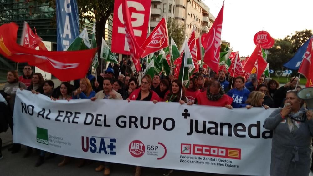 Manifestación de trabajadores de la Clínica Juaneda contra el ERE