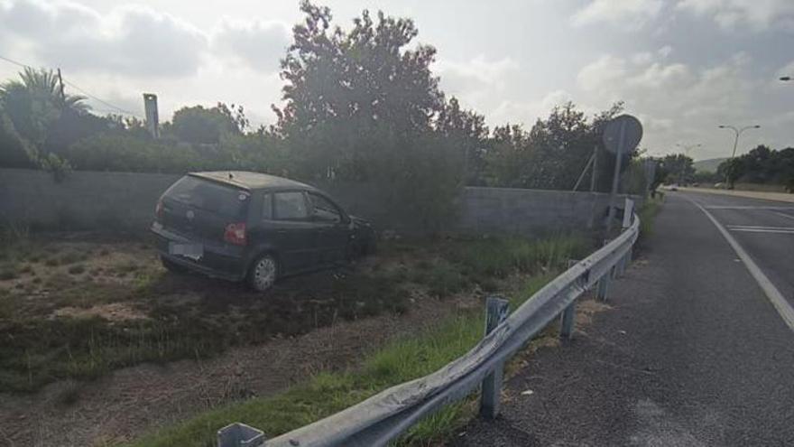 Un coche atraviesa volando el peligroso paso de peatones de Can Tomás y se sale de la calzada