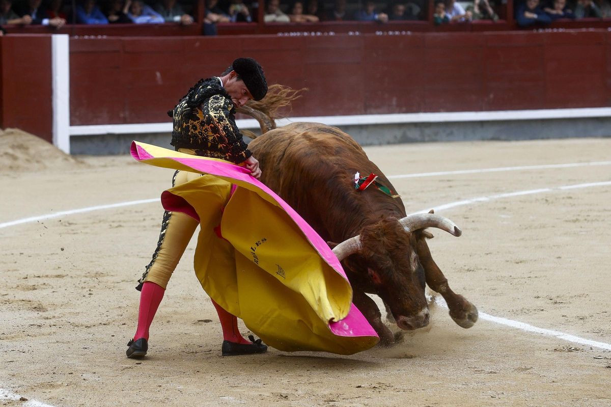 Diego Urdiales da un pase a uno de sus astados este sábado, en Las Ventas de Madrid.