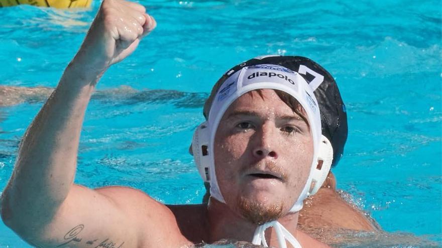 Luis Araya celebra un tanto. |