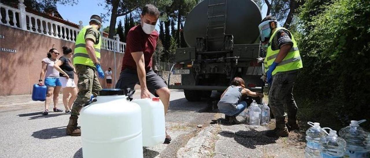 Imagen de archivo de vecinos de Las Jaras con problemas de corte de suministro de agua.