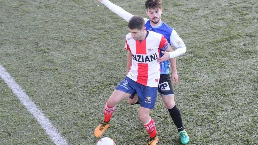 Un jugador del Alondras protege el balón ante la presión de un rival. // Gonzalo Núñez