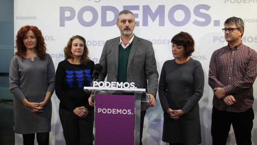 Urralburu, junto con los diputados regionales de Podemos.