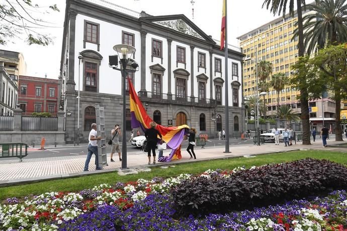 17-07-19 CANARIAS Y ECONOMIA. PARQUE DE SAN TELMO. LAS PALMAS DE GRAN CANARIA. Manifestacion, concentracion y despliegue de la bandera republicana delante del Palacio Militar. Fotos: Juan Castro.  | 17/07/2019 | Fotógrafo: Juan Carlos Castro