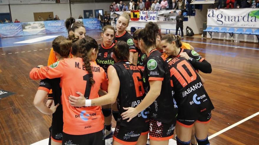 Las jugadoras del Mecalia, en un partido de la Copa EHF de la pasada temporada. / Alba Villar