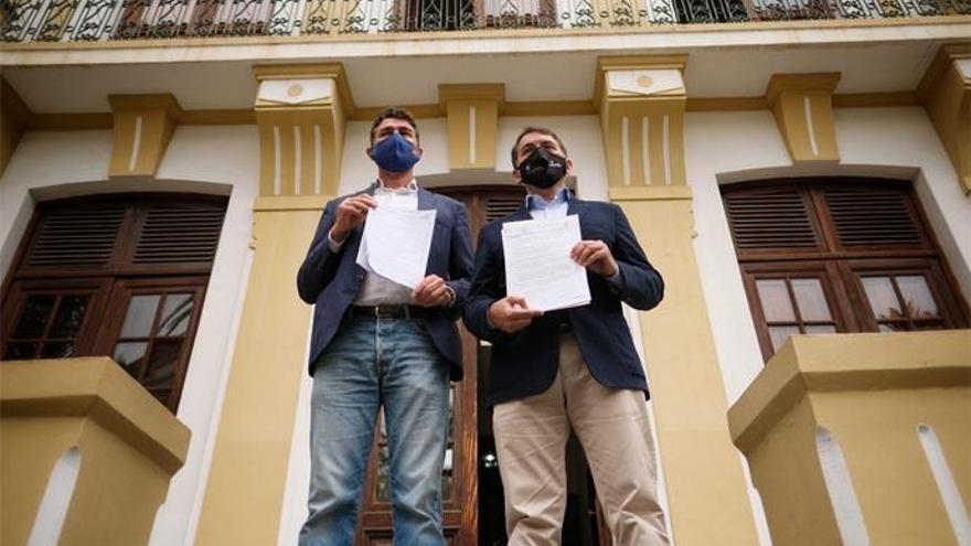 Guillermo Díaz Guerra (PP) y José Manuel Bermúdez (CC) presentan la moción de censura contra la alcaldesa de Santa Cruz.