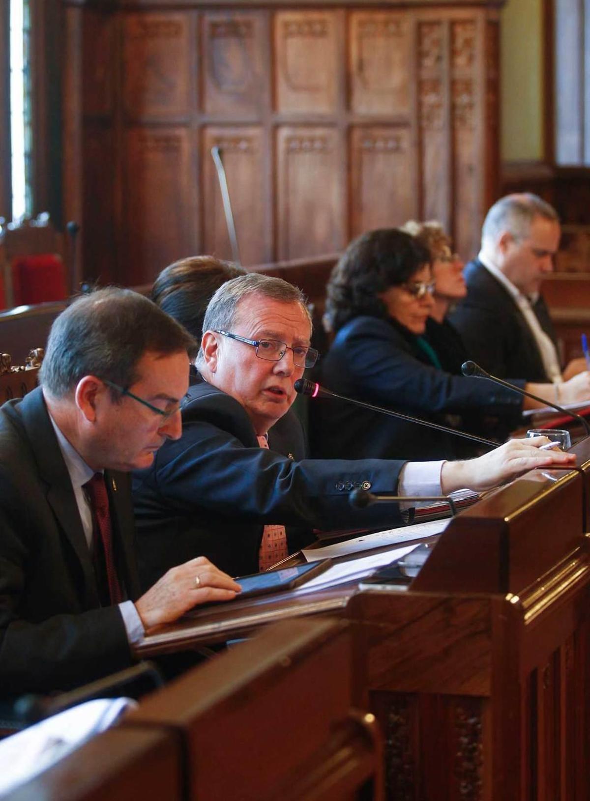 Francisco del Busto, segundo por la izquierda, ayer en la Junta General del Principado.